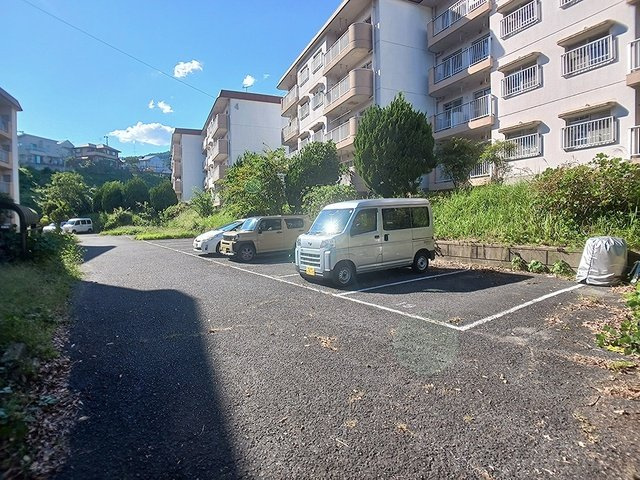 三室山コープタウン２号棟の駐車場