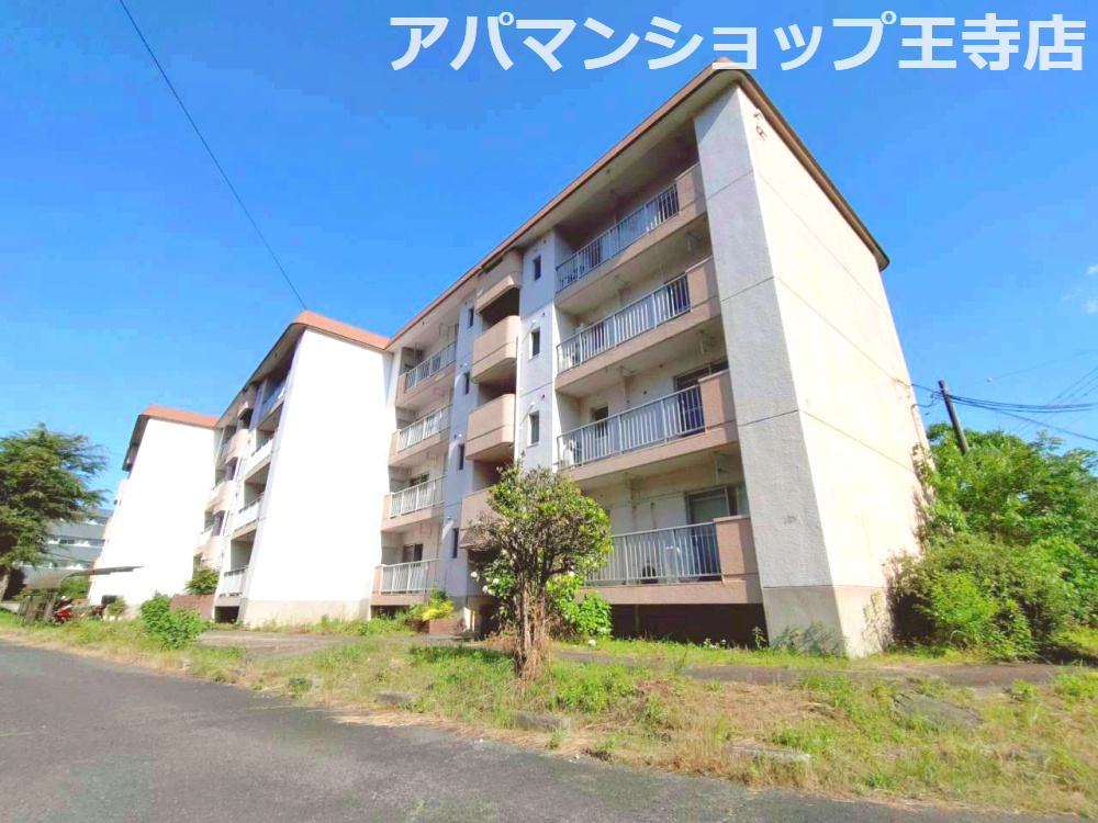 三室山コープタウン２号棟の外観