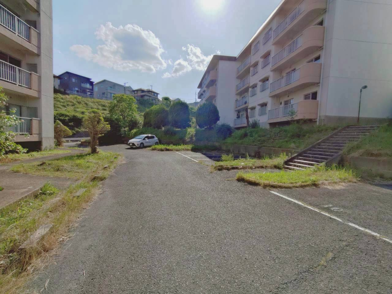 三室山コープタウン２号棟の駐車場