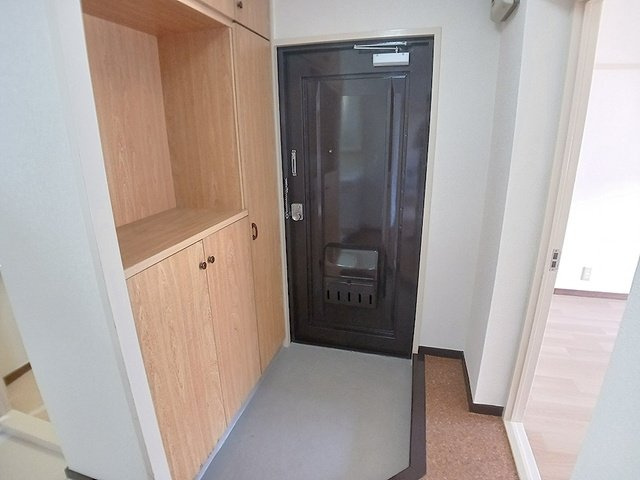 三室山コープタウン２号棟の玄関