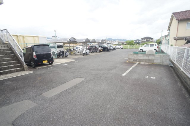ロイヤルタケナカの駐車場