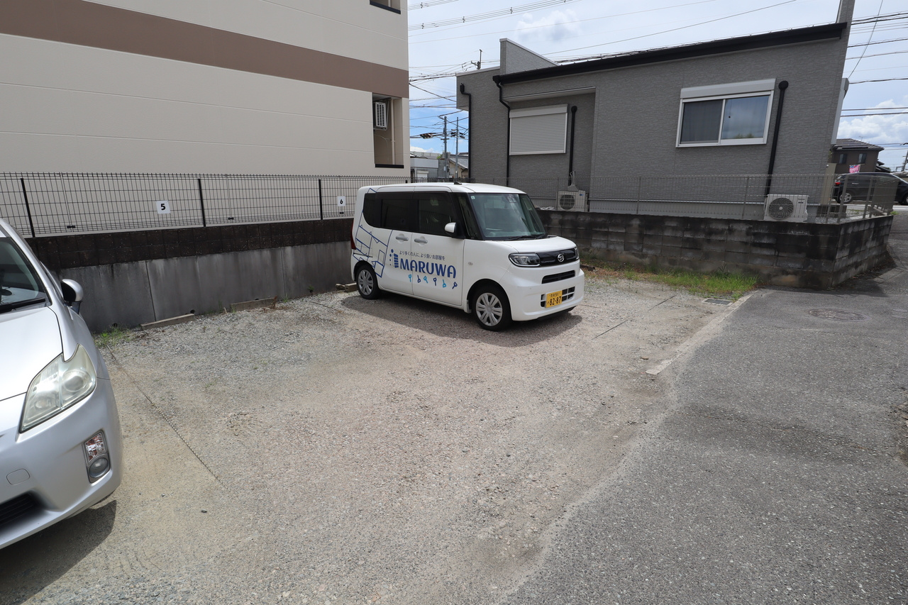 リッチ　カートンの駐車場