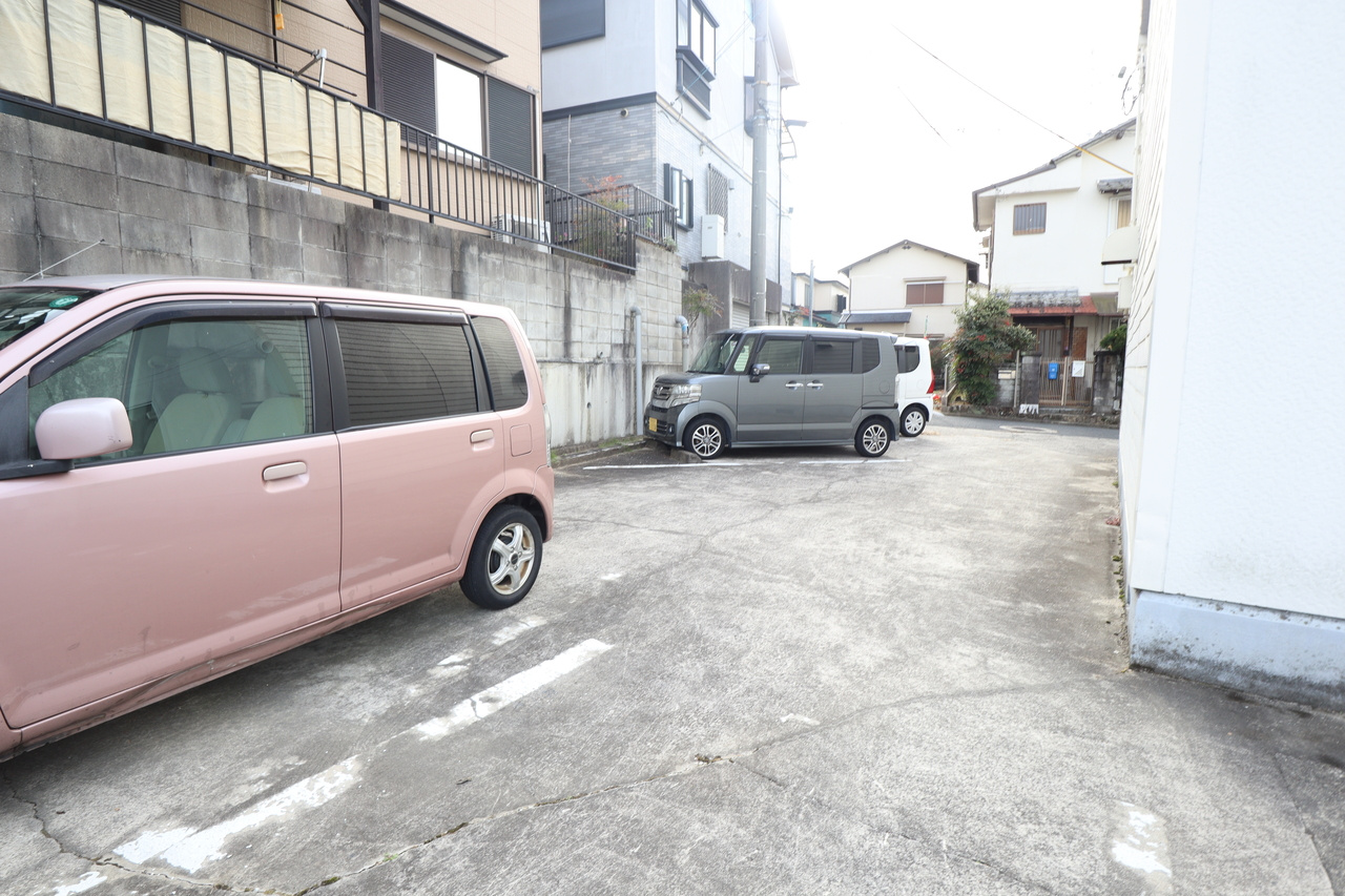 コーポニキの駐車場