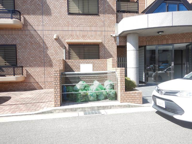 尼崎市武庫之荘５丁目のマンションの外観|ゴミ置き場