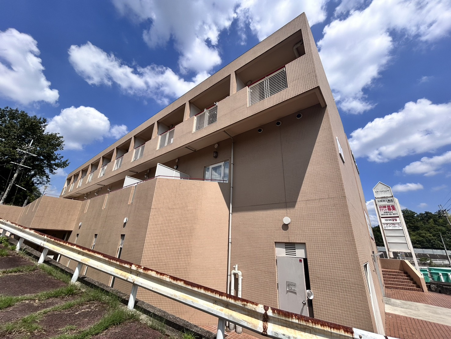 エヌエムドゥーズの外観