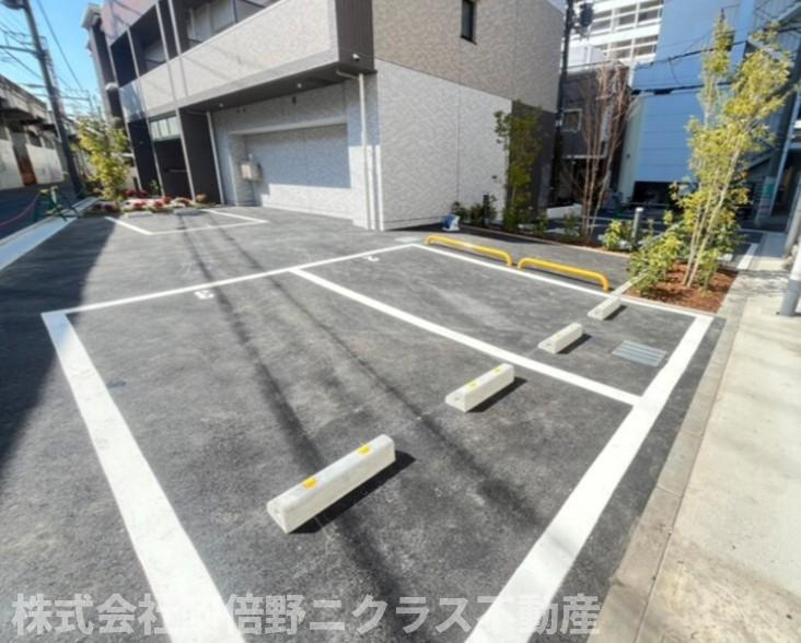 シャテーニュ上本町の駐車場