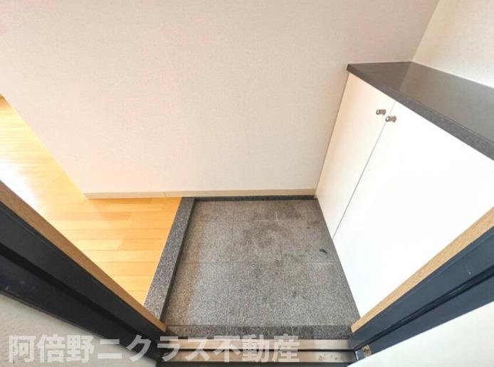 ロイヤルコート華の玄関|内装は別部屋の参考写真です。