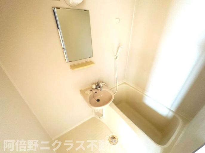 ロイヤルコート華の浴室|内装は別部屋の参考写真です。