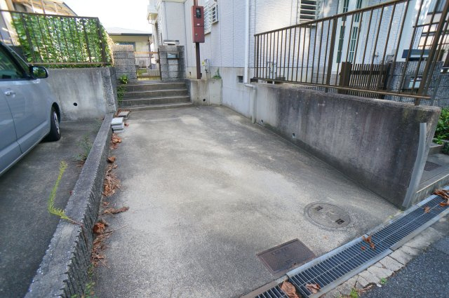 コンフォート朱雀Ⅴの駐車場|駐車場完備です
