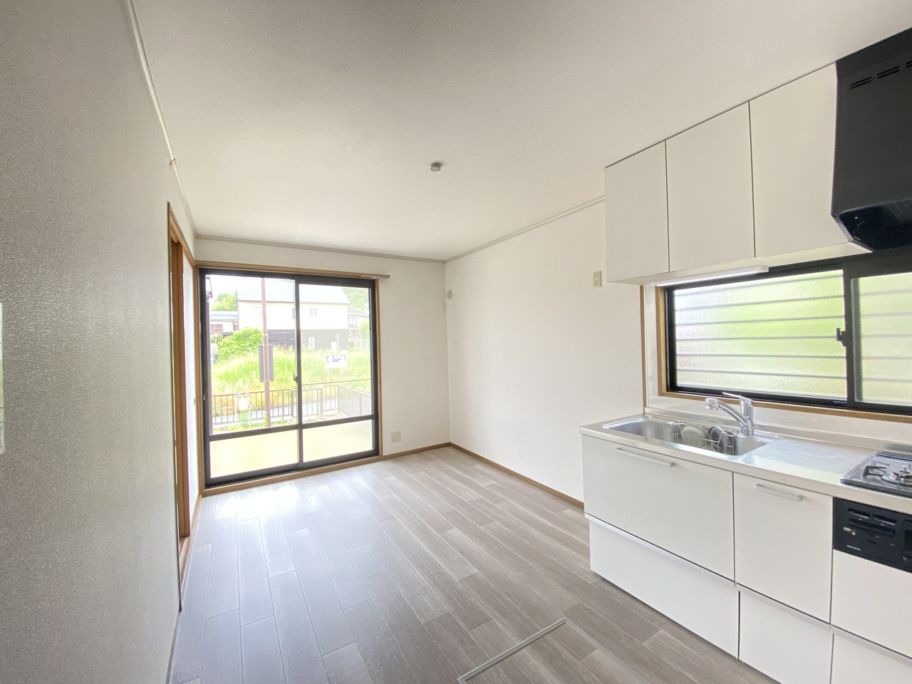 コンフォート朱雀Ⅵの居間・リビング|ゆったり過ごせるダイニングです