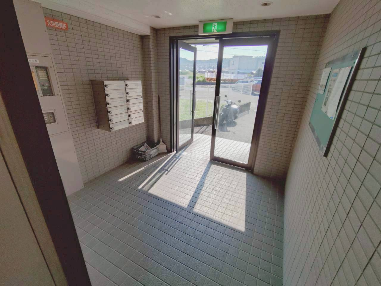 ディアコート王寺のエントランス