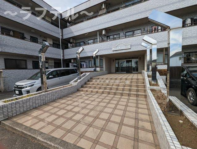 グリーンガーランド所沢1号館のエントランス