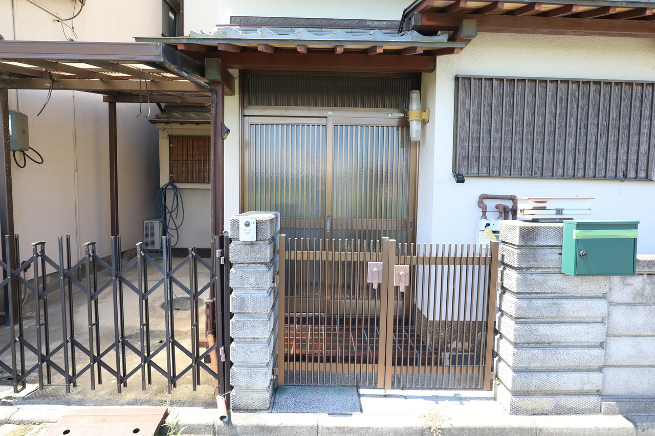 橿原市葛本町の一戸建てのエントランス