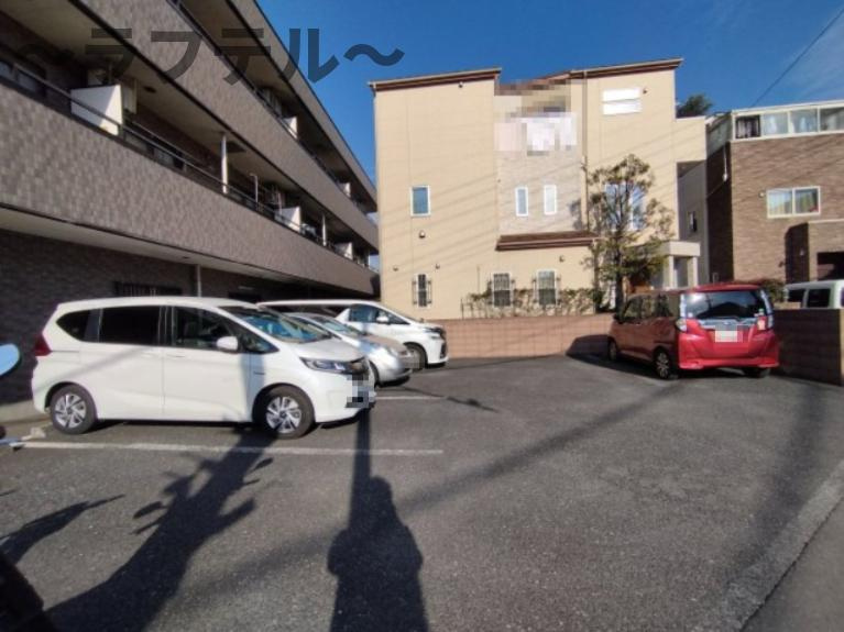 ティエスビルの駐車場