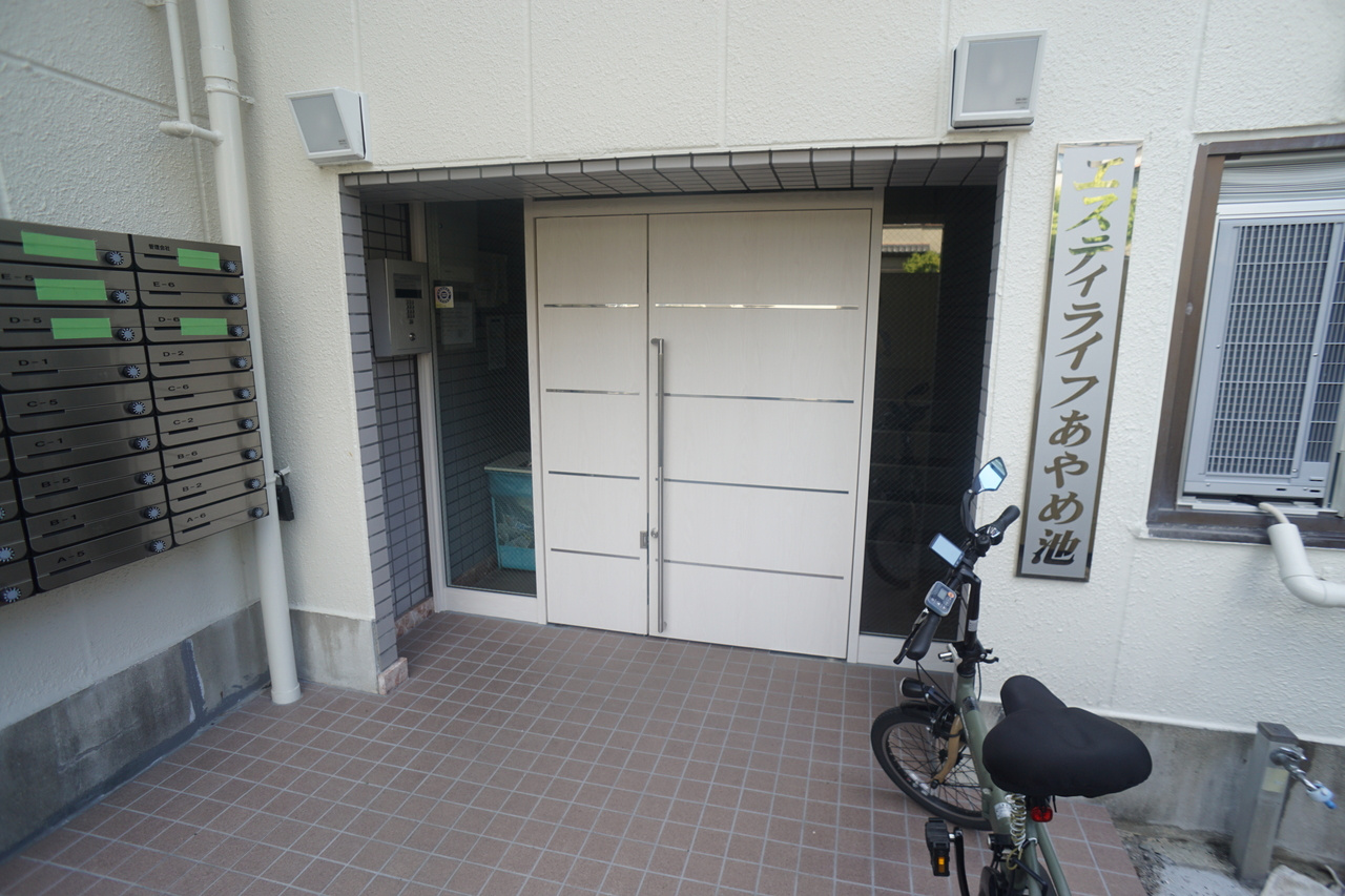 エスティライフあやめ池のエントランス
