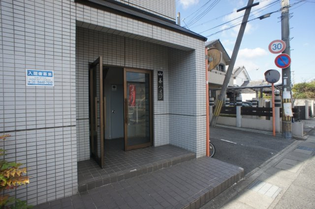 山善ハイツのエントランス