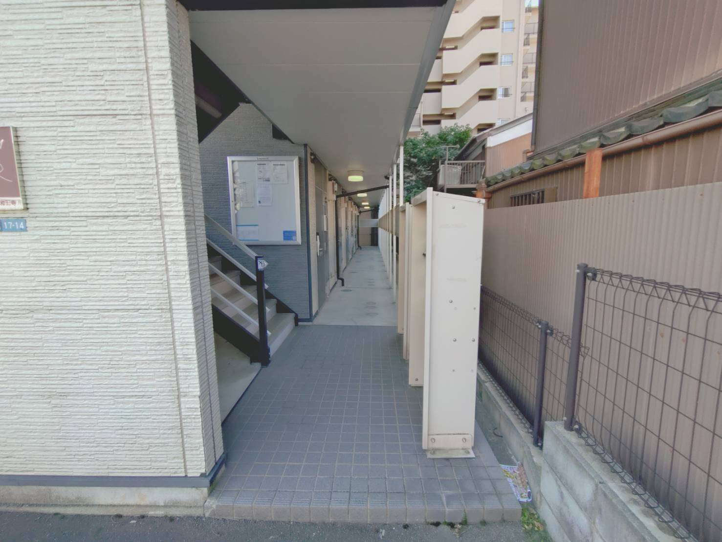 レオパレスヴィルヌーブ大和王寺のエントランス