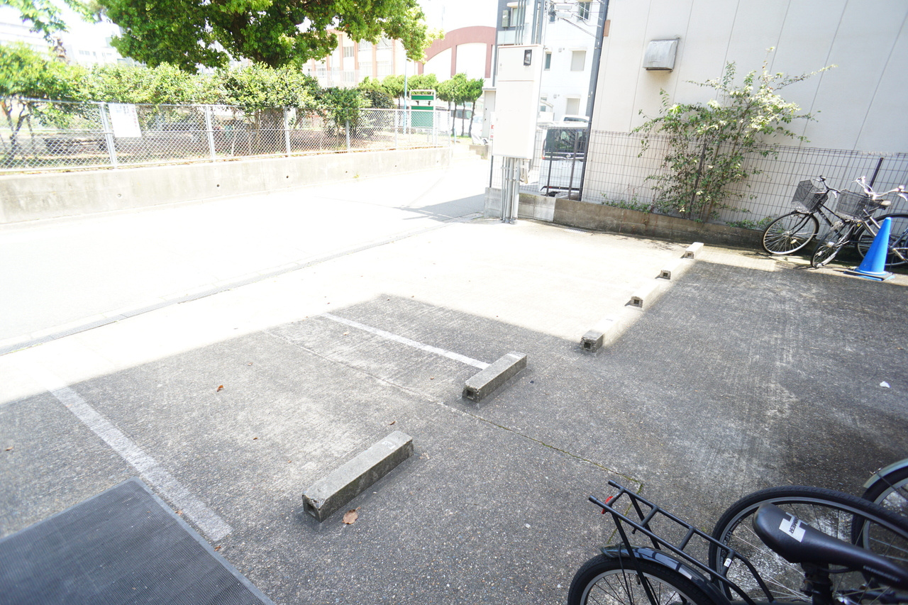パルスコート新大宮の駐車場