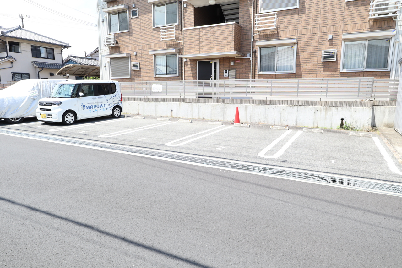 ドミール・ヨシダ・トロワの駐車場