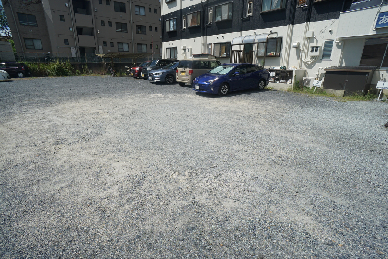 エスティライフあやめ池の駐車場