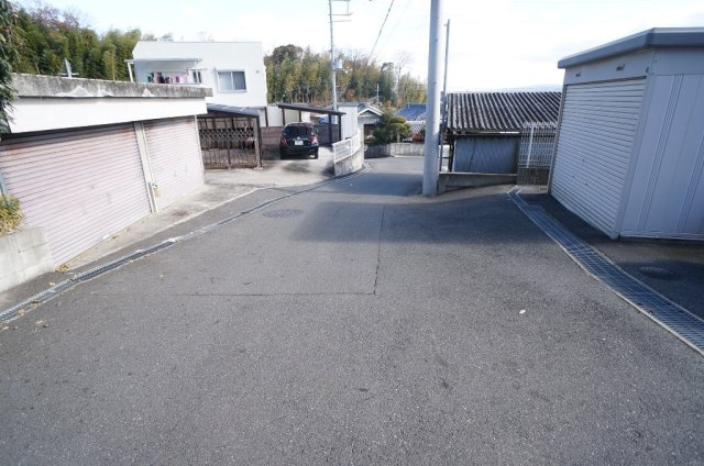 アルバⅡの駐車場