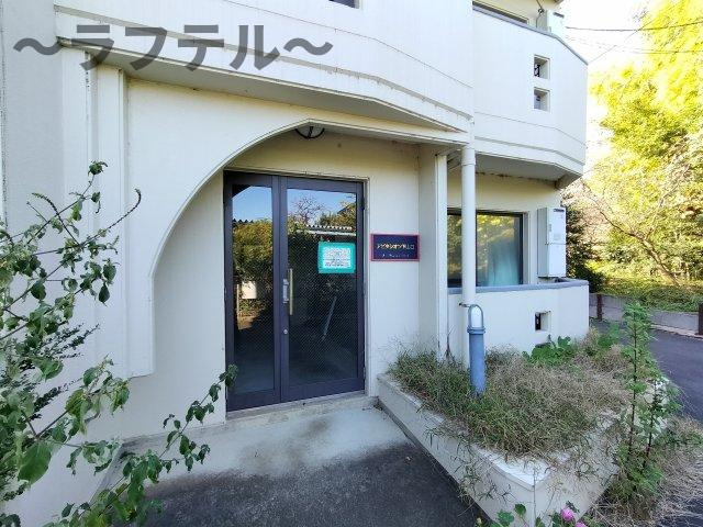 アビタシオン下山口のエントランス