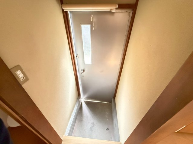 西田ハイツの玄関