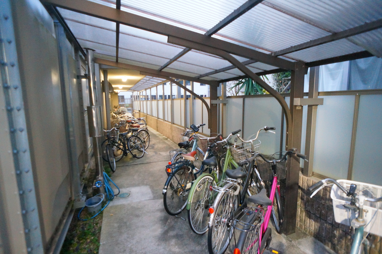 若草女子学生ハイツの駐車場