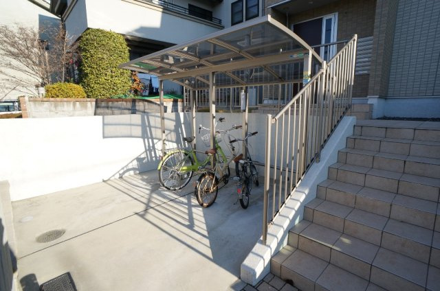 カーサあやめ池の駐車場