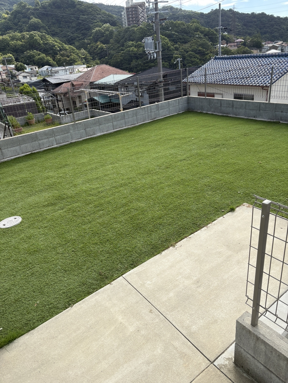 住吉山手９丁目戸建の庭|約70㎡の人工芝の裏庭です。遊具は付属しておりません。