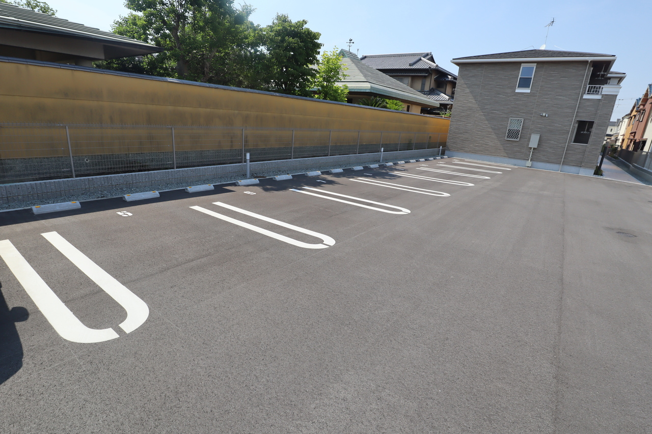 橿原市高殿町のアパートの駐車場