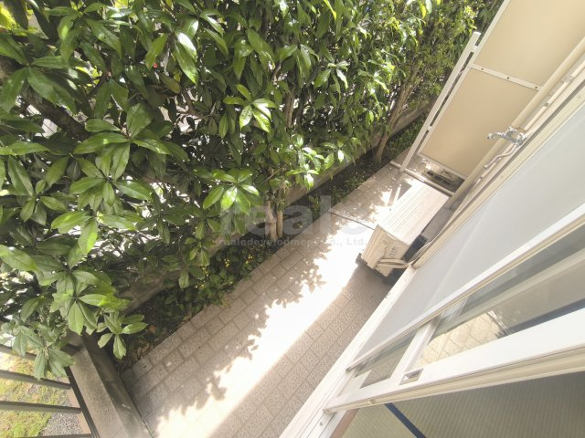 武蔵野市中町２丁目のアパートの庭