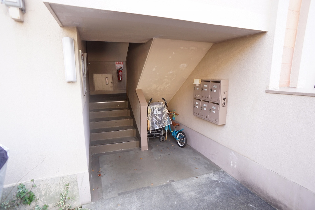 西大寺住宅７号棟のエントランス