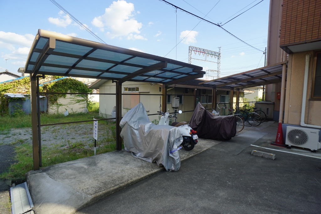 コーポ諏訪西大寺の駐車場