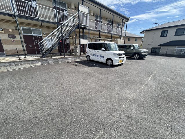 レオパレスゆう藤ノ木の駐車場