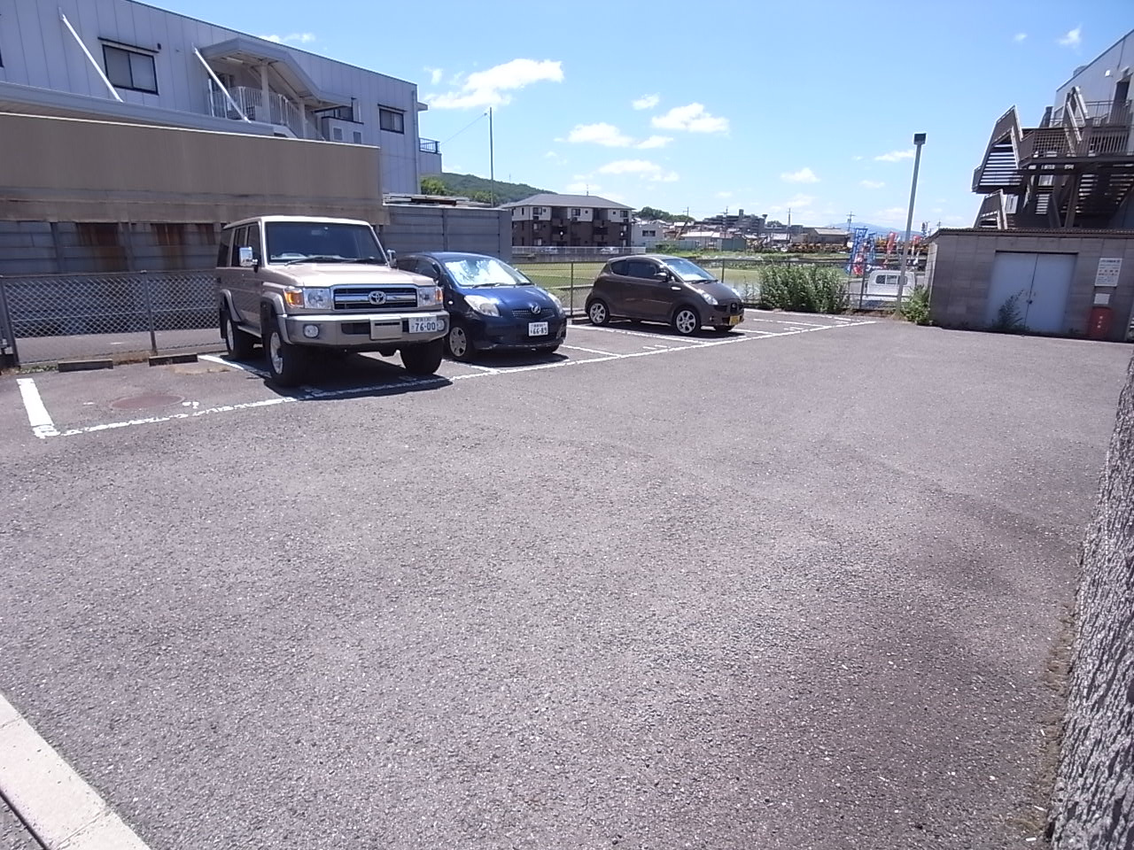 メゾンコンフォールの駐車場