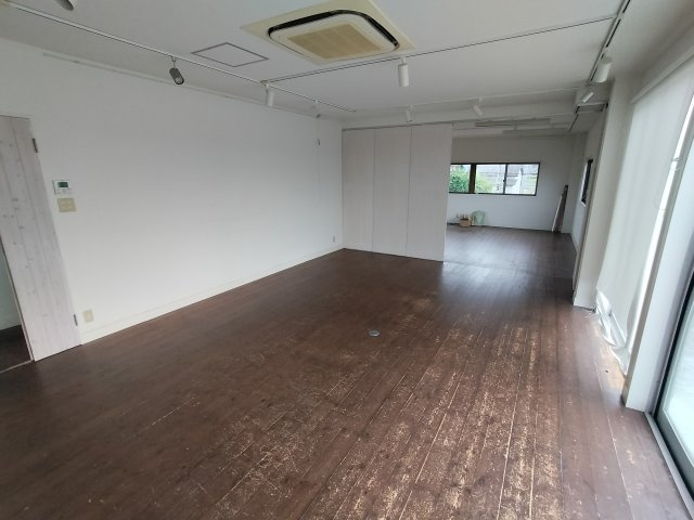 木津大次店舗の内装