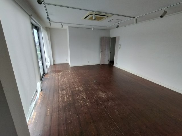 木津大次店舗の内装