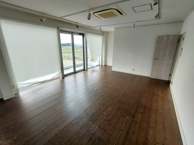 木津大次店舗の内装