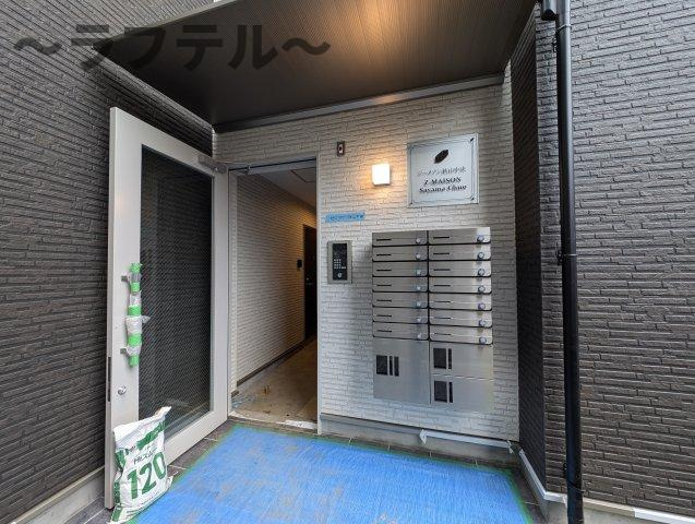 狭山市中央４丁目のアパートのエントランス