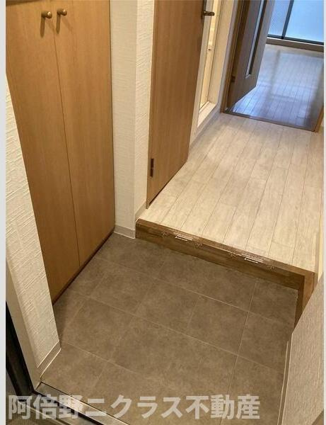 ラナップスクエア上本町の玄関|内装は別部屋の参考写真です。