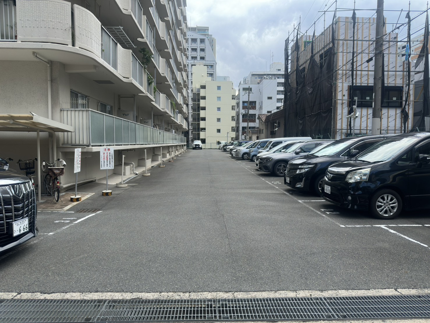シャルマンコーポ第二谷町の駐車場