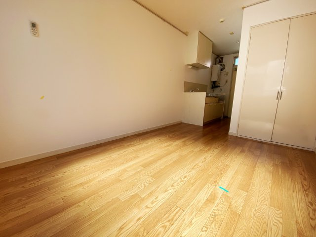 エステートピアエイトの居間・リビング|別号室の参考写真です。