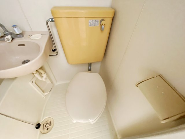 エステートピアエイトのトイレ|別号室の参考写真です。