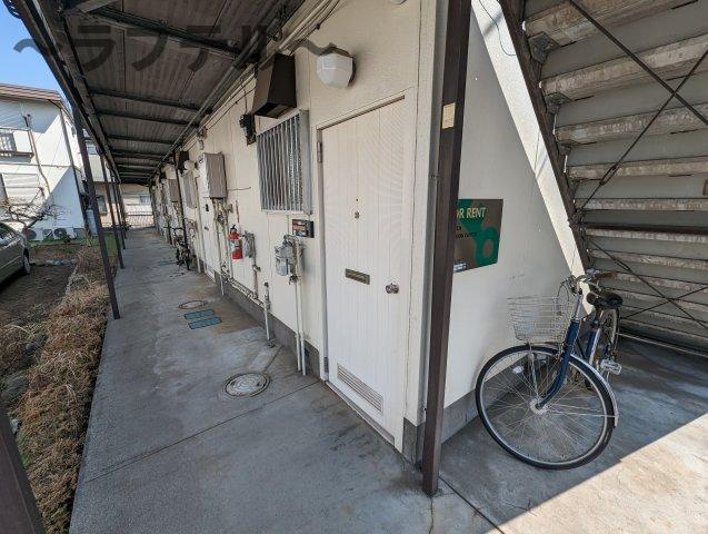 所沢市大字久米のアパートのエントランス