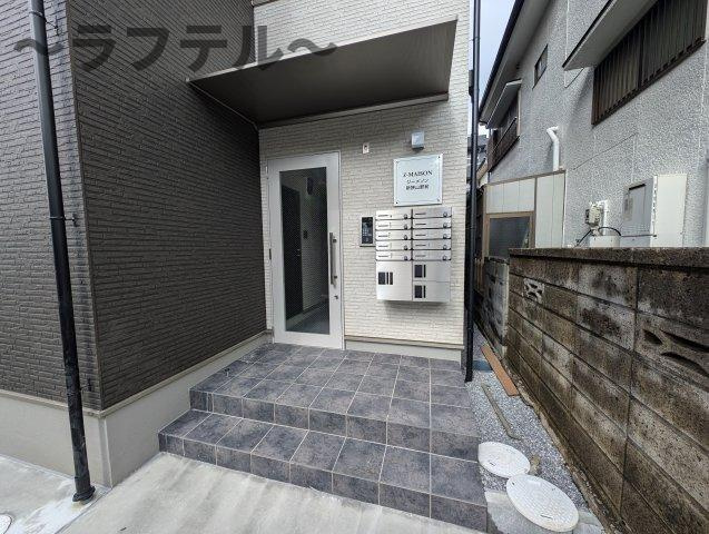 ジーメゾン新狭山駅前のエントランス