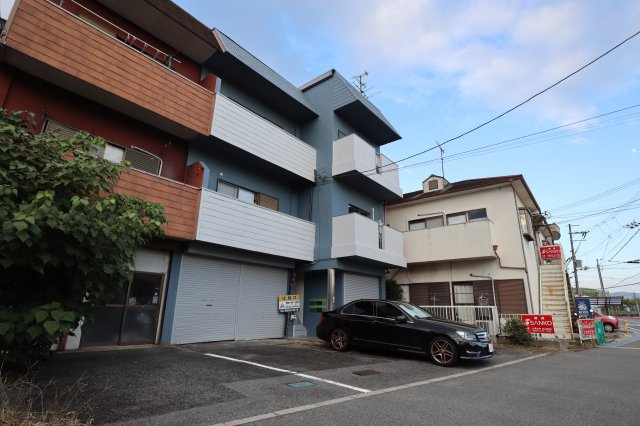 Revo郡山（レヴォ）の駐車場