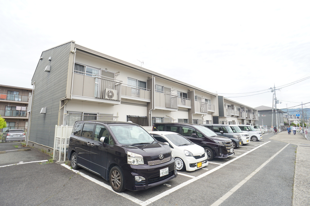 ホームズ三条の駐車場