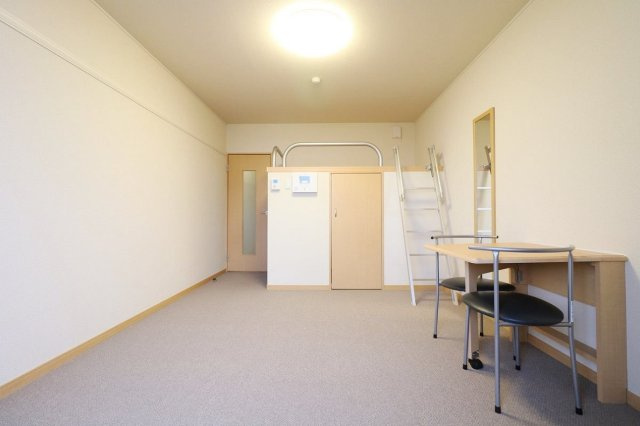 レオパレスラ　グラシューズの居間・リビング|ハイベットタイプのお部屋。女性人気の高いお部屋です♪