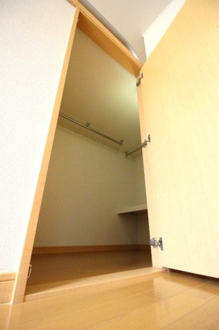 レオパレスラ　グラシューズの内装|ウォークインクローゼット完備